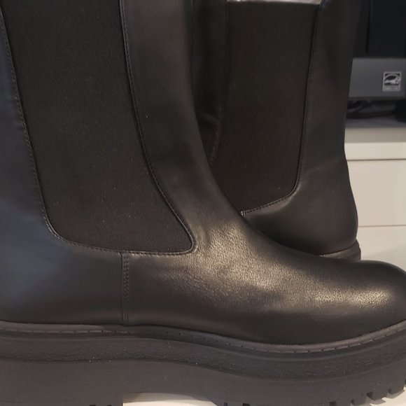 NWT: Good American Chelsea Boots Lug Sole Pull On Leather, Size 12 - Picture 2 of 6